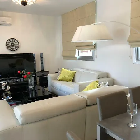 Marina View 11 ペイヤ